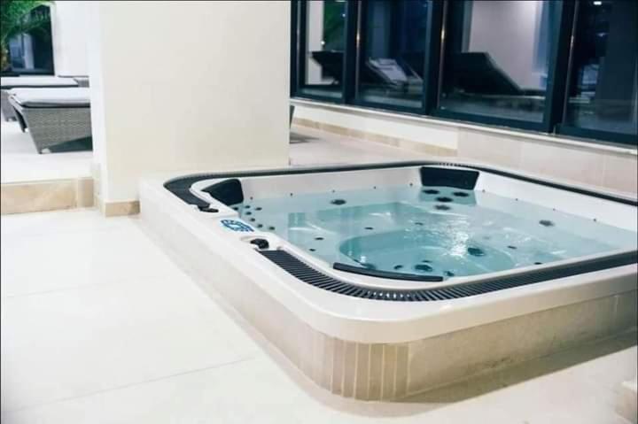 Alezzi Beach Resort Gorgeous Family Aparment Cu Piscina Нэводари Экстерьер фото