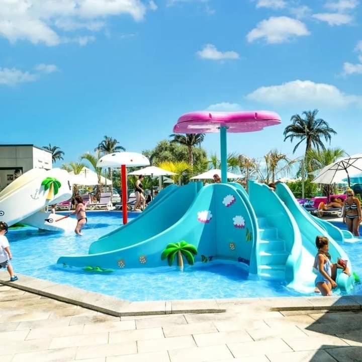 Alezzi Beach Resort Gorgeous Family Aparment Cu Piscina Нэводари Экстерьер фото
